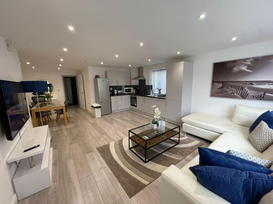 Maisy Lodge - Two Bed Lux Flat - Parking, Netflix, Wifi - Close To Blenheim Palace & Oxford - F2 Kidlington Exterior foto