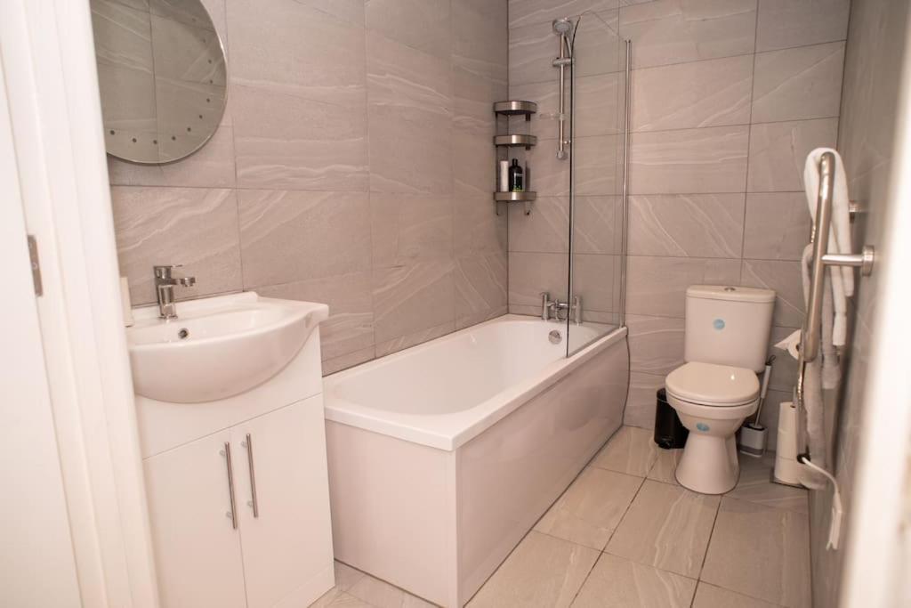 Maisy Lodge - Two Bed Lux Flat - Parking, Netflix, Wifi - Close To Blenheim Palace & Oxford - F2 Kidlington Exterior foto