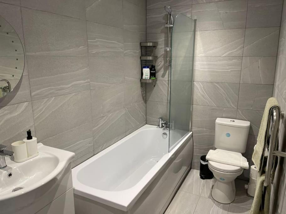 Maisy Lodge - Two Bed Lux Flat - Parking, Netflix, Wifi - Close To Blenheim Palace & Oxford - F2 Kidlington Exterior foto